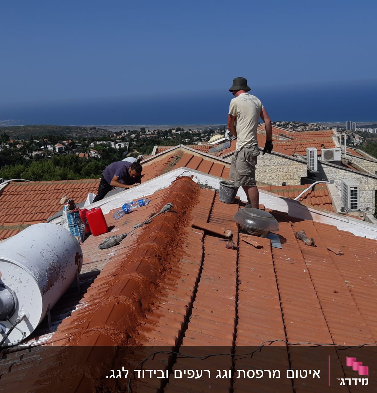 אנשים עובדים על איטום גג רעפים עם חומר איטום